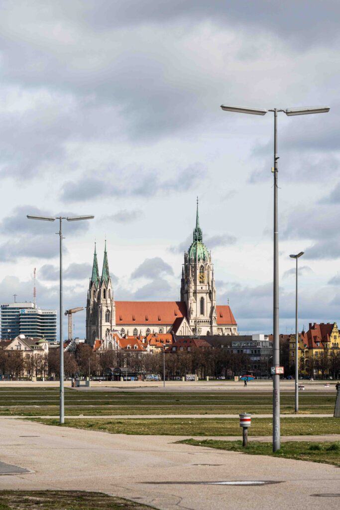 Theresienwiese ohne Zelte, Blick auf die St. Pauls Kirche