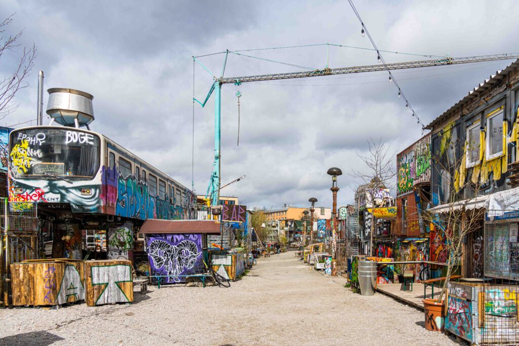 Auch der Kran gehört zum Gesamtkunstwerk