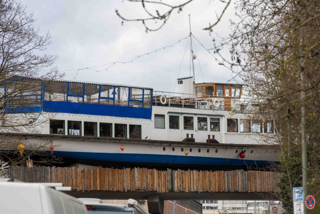 Boot auf Brücke - Ist ein Restaurant