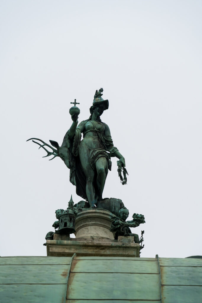 Statue am Diantempel