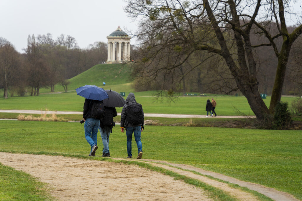 Es regnet im englischen Garten